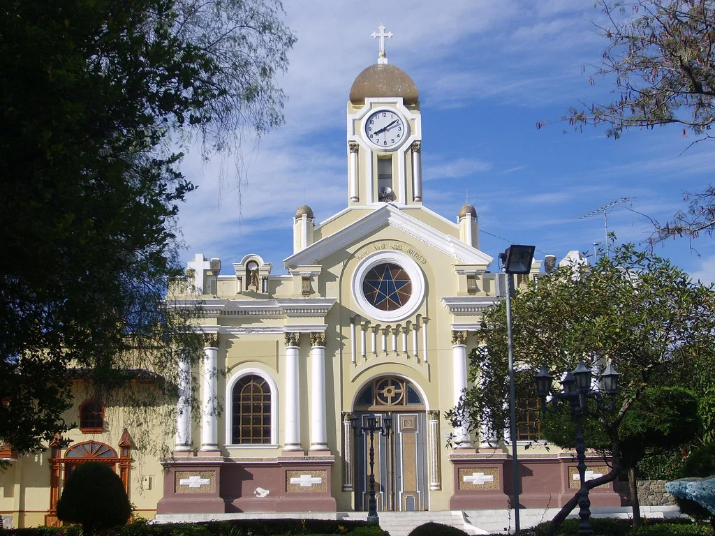 Iglesia de Vilcabamba vista desde el Parque Central.
Church on the main square of Vilcabamba, Ecuador