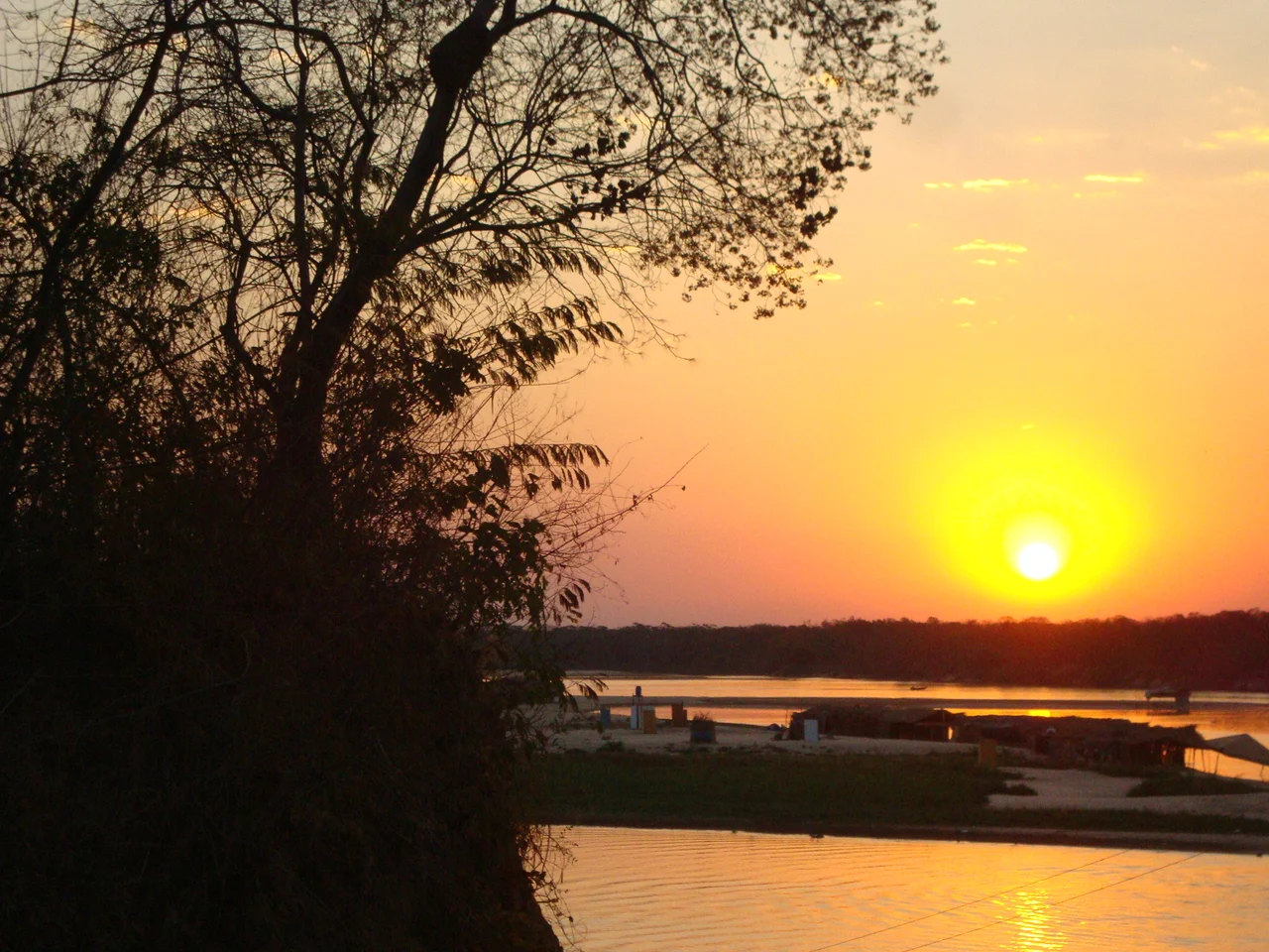 Foto tirada em uma tarde de muito amor e paixão pela a vida, iluminada pela beleza do rio Araguaia .