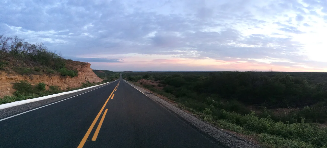 Rodovia BR-324/PI-140 - Cidade de São João do Piauí no estado do Piauí na região do Parque da Serra da Capivara. Sentido Pernambuco.
