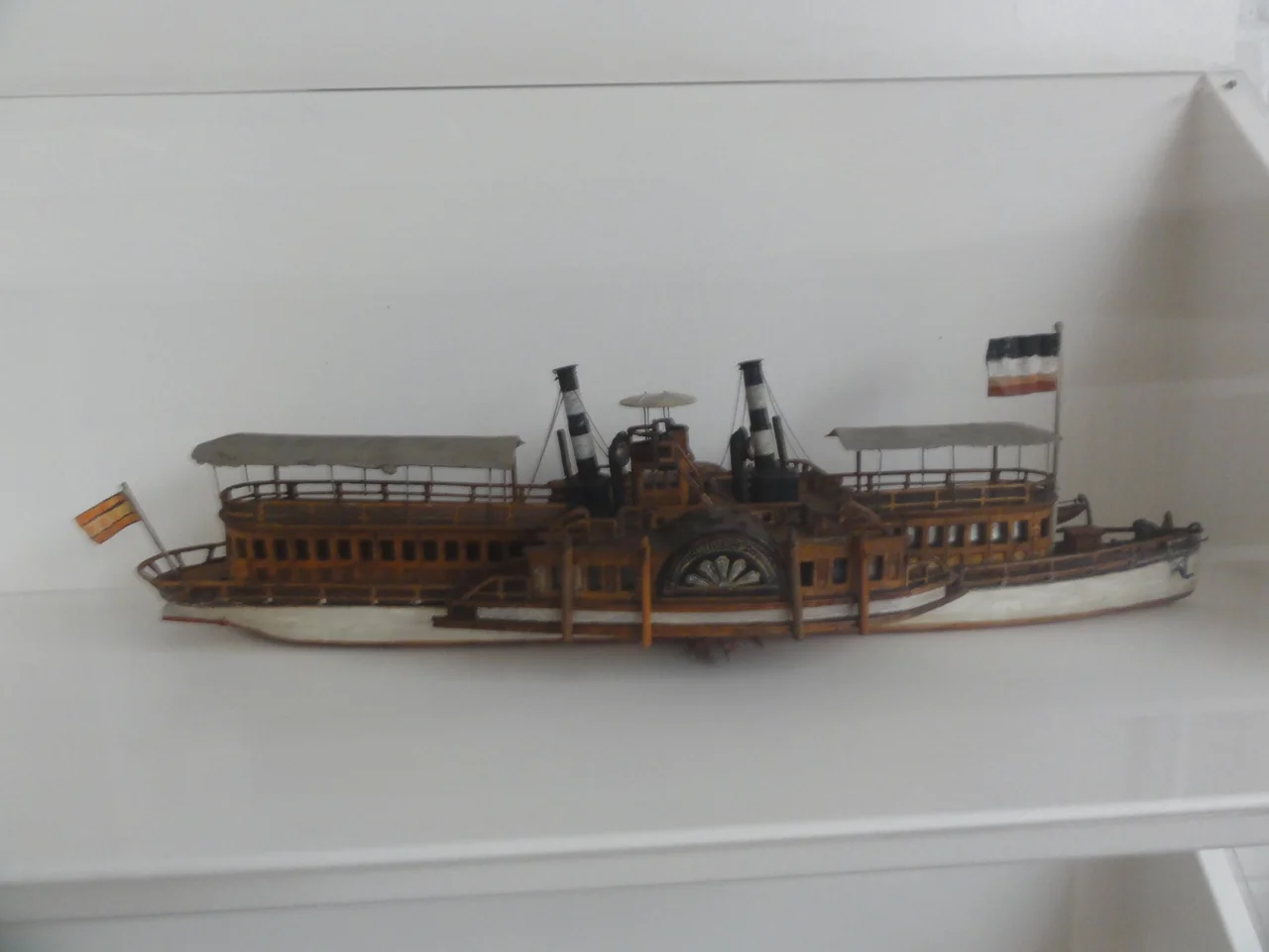 Modell des Seitenrad-Salondampfer "Friede", Bj. 1866/67, Werft: L. Smit & Zoon, Kinderdijk, Maschine aus England, Maschinenleistung 850 PS, Farht max. 15 km/h, Länge 73,2 Meter, Breite über Radkasten 14,77 Meter, Fahrgastzahl max. 1200, Ausserdienststellung 1898 (jeweils Angaben des Museums)